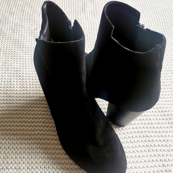 Faux suede black high heeled booties - Picture 3 of 4